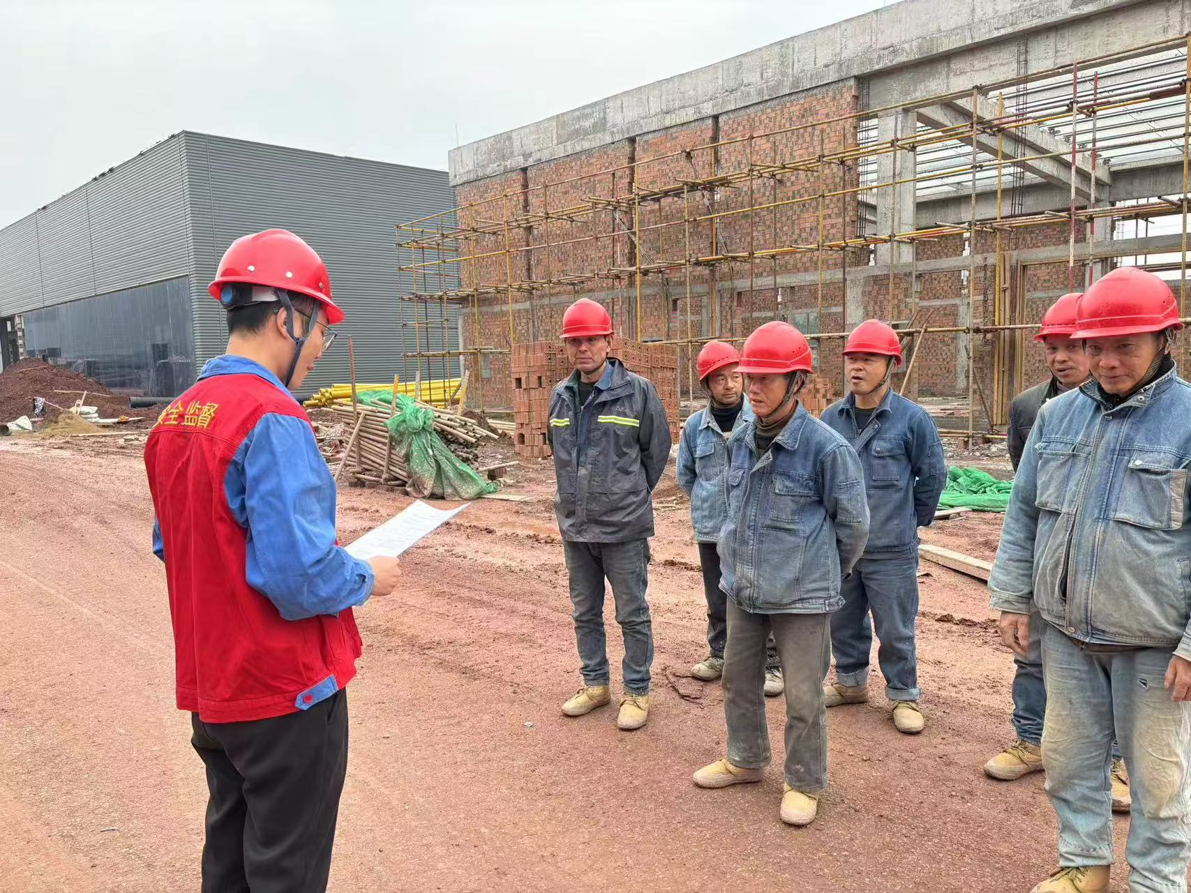 項目負責人定期組織對班組及施工隊伍的安全宣導